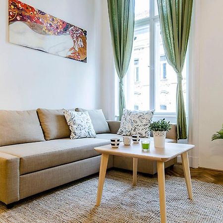 Cozy 2 Bedroom Apartment In Terez Boulevard. Budapeszt Zewnętrze zdjęcie
